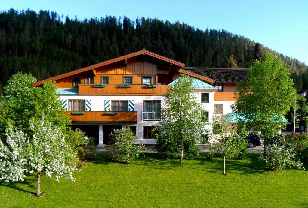 Aparthotel Kristall Altenmarkt im Pongau Ngoại thất bức ảnh